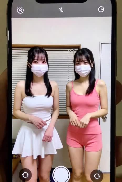 自撮り美女がお互いのアレを。。？ のサムネイル