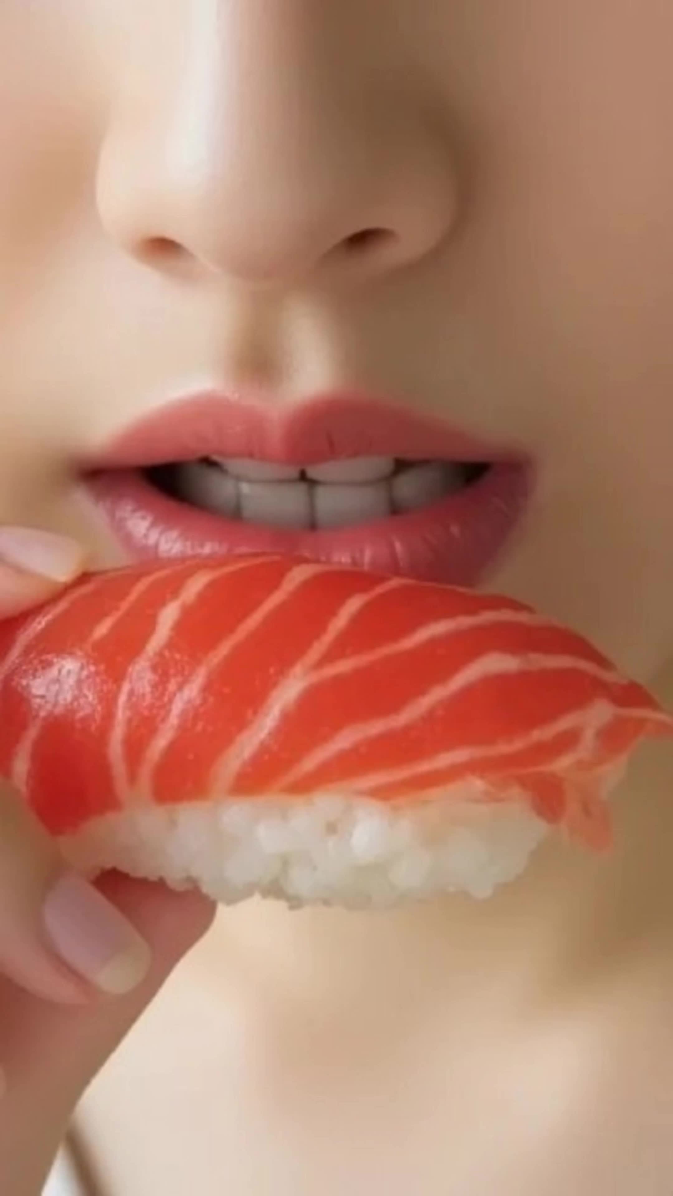 sushi eating のサムネイル