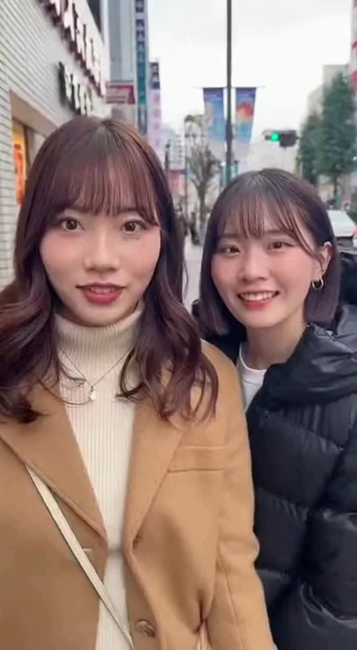 友達同士でくすぐりチャレンジ のサムネイル