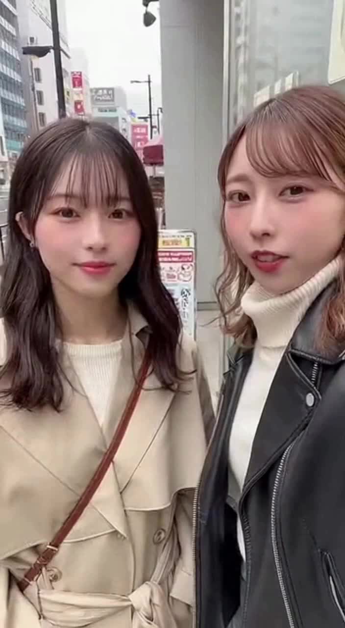 友達同士でくすぐりチャレンジ のサムネイル