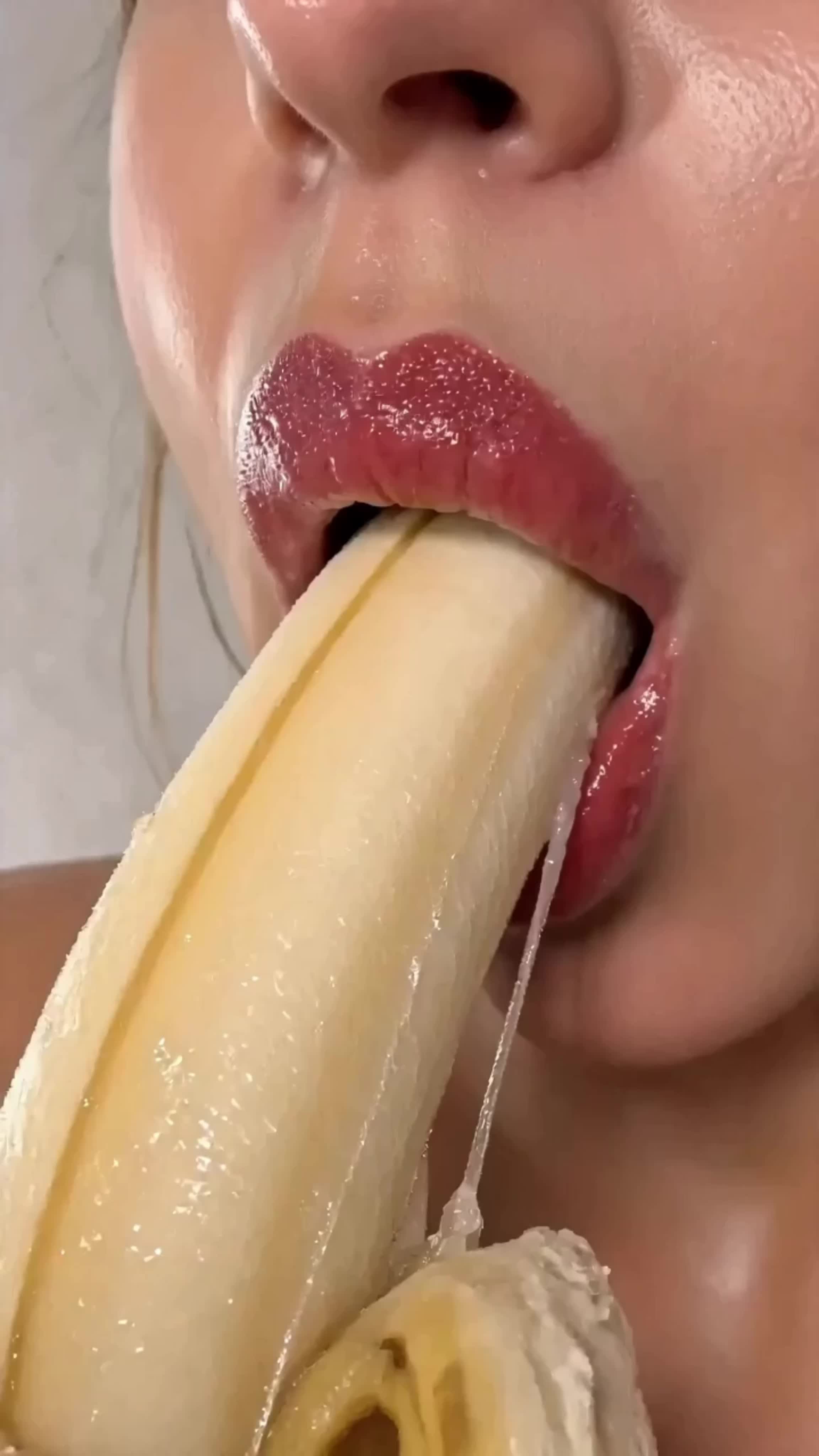 eating banana のサムネイル