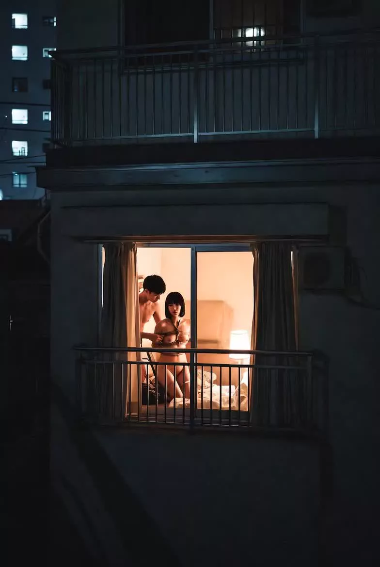 窓の向こうの緊縛①
