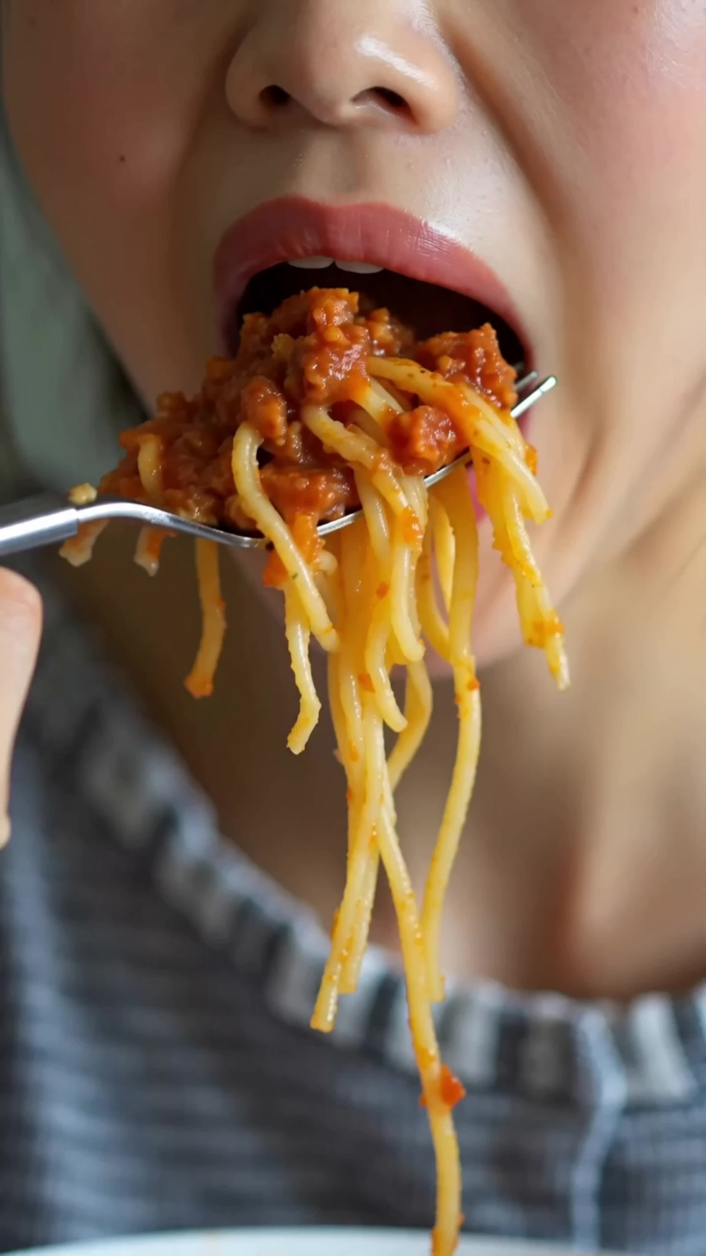 パスタを食べる女 のサムネイル