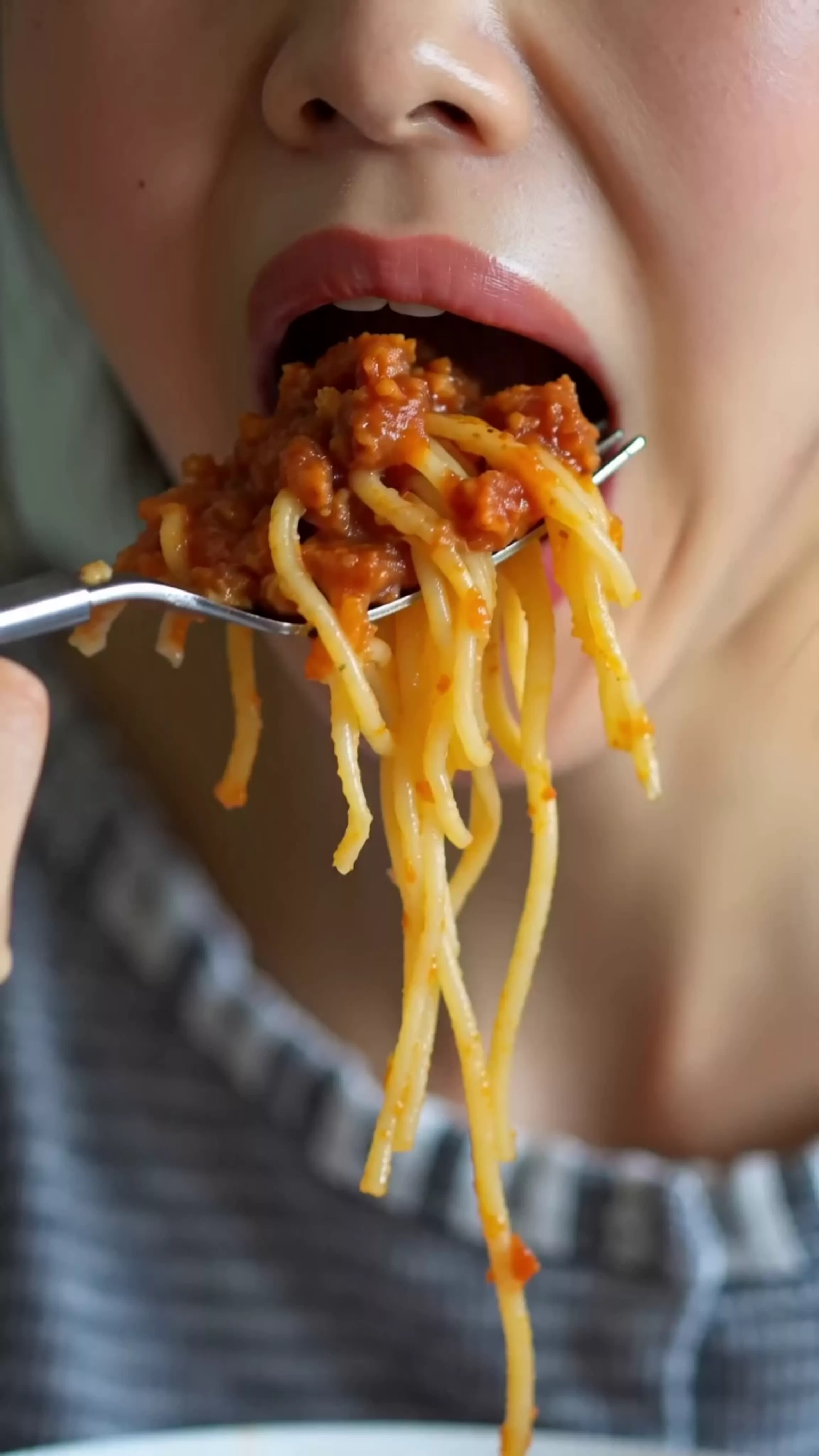 パスタを食べる女