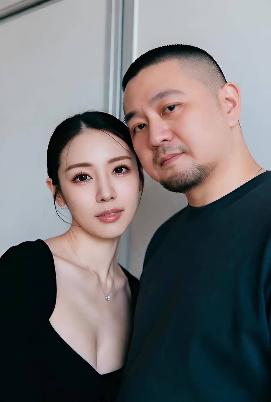 旦那の足の指を舐めさせられる美人妻 のサムネイル