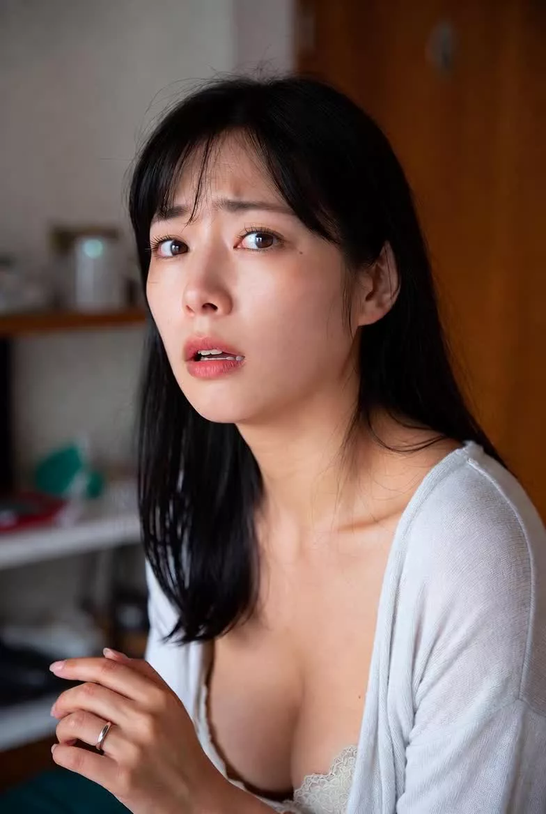 自宅侵入者に見つかり躊躇いながらの脱衣