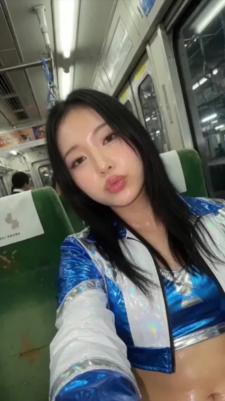 生配信中に女性ファンにキスをされて胸を出されたアイドル のサムネイル