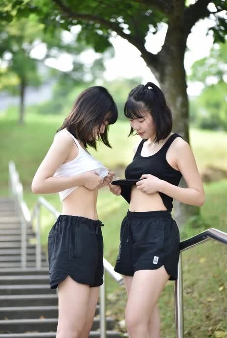 公園で服を脱ぐ のサムネイル