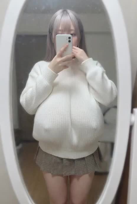 自撮りセーターまくり上げおっぱいむにむに のサムネイル