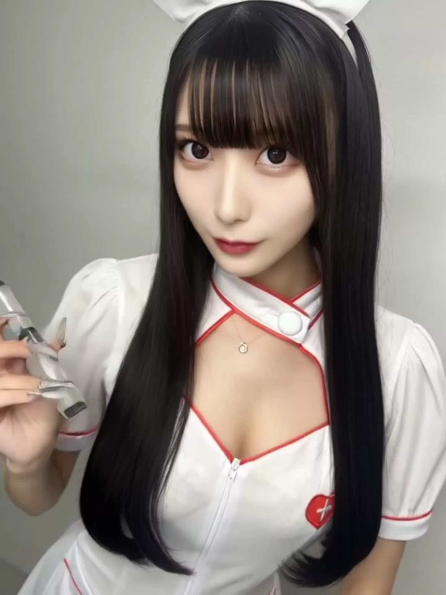 脱いだり揉んだりベロ出したり