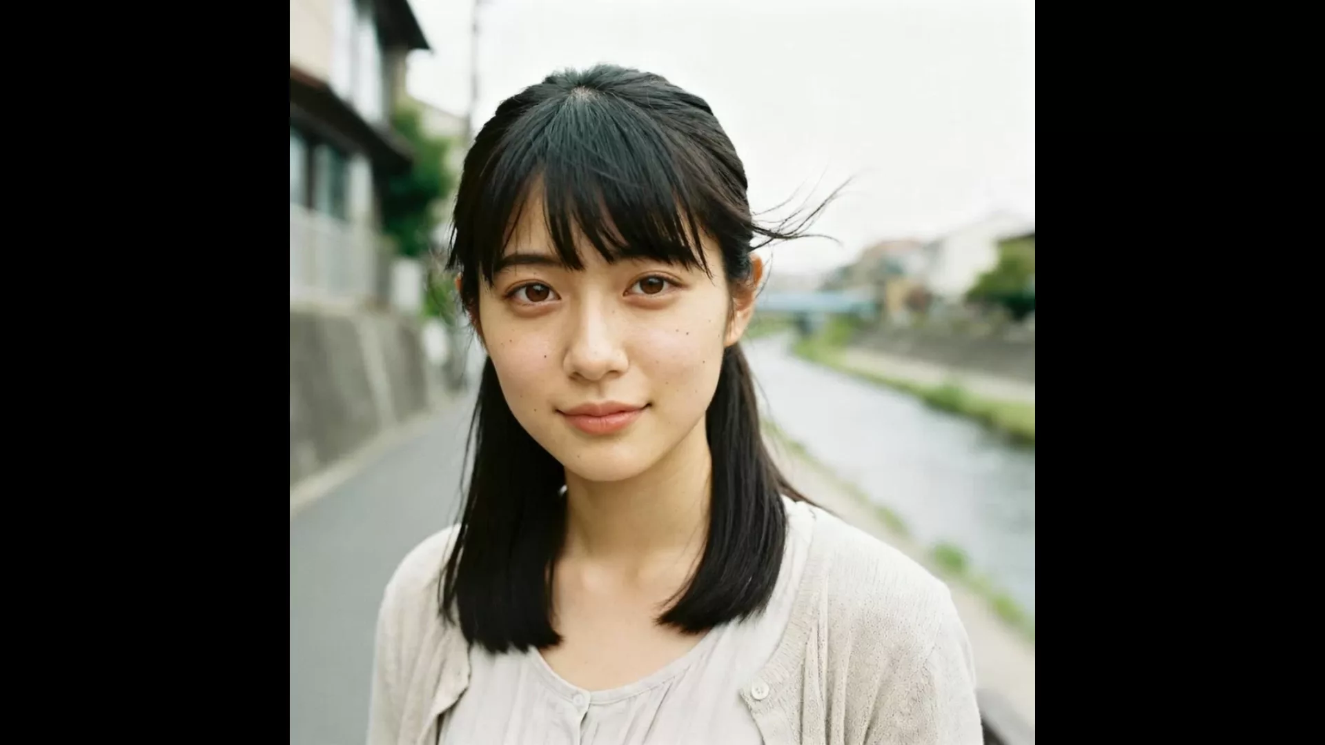 川沿い住宅街で脱いでしまう清楚美女