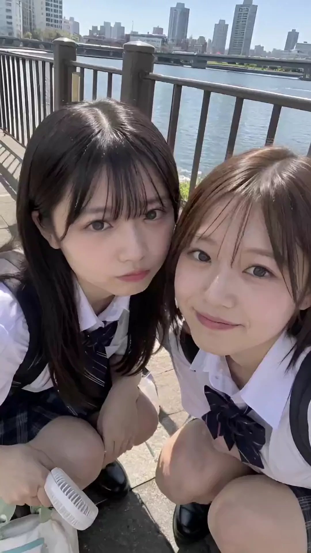 制服女子二人顔射 のサムネイル